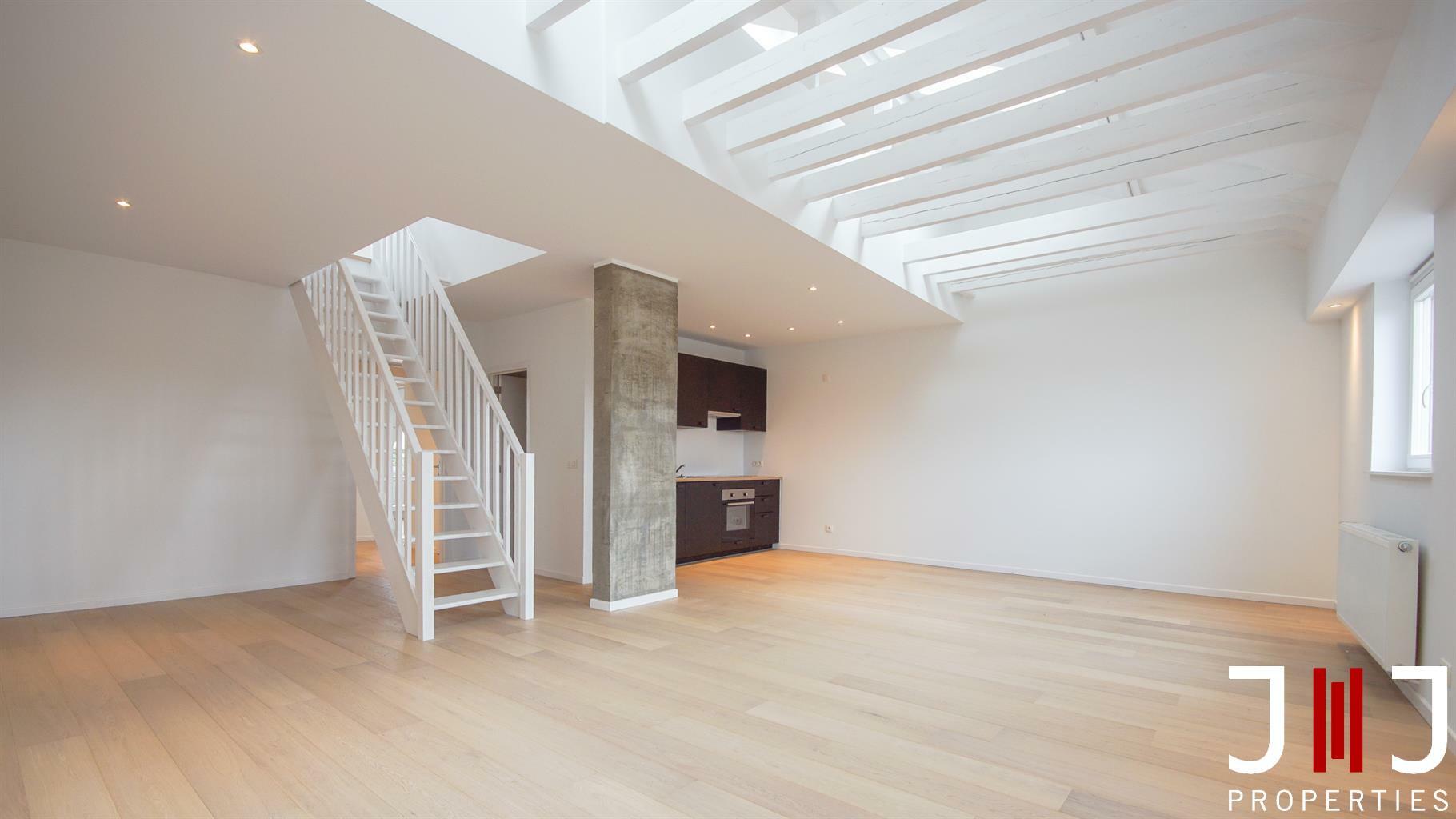 Very well located near the park Hamoir and Albert Park, bright duplex in a small building.
It consists of a large living room, 2 bedrooms and 2 bathrooms as well as a bedroom and a bathroom upstairs.
The duplex has been completely renovated, so it is in