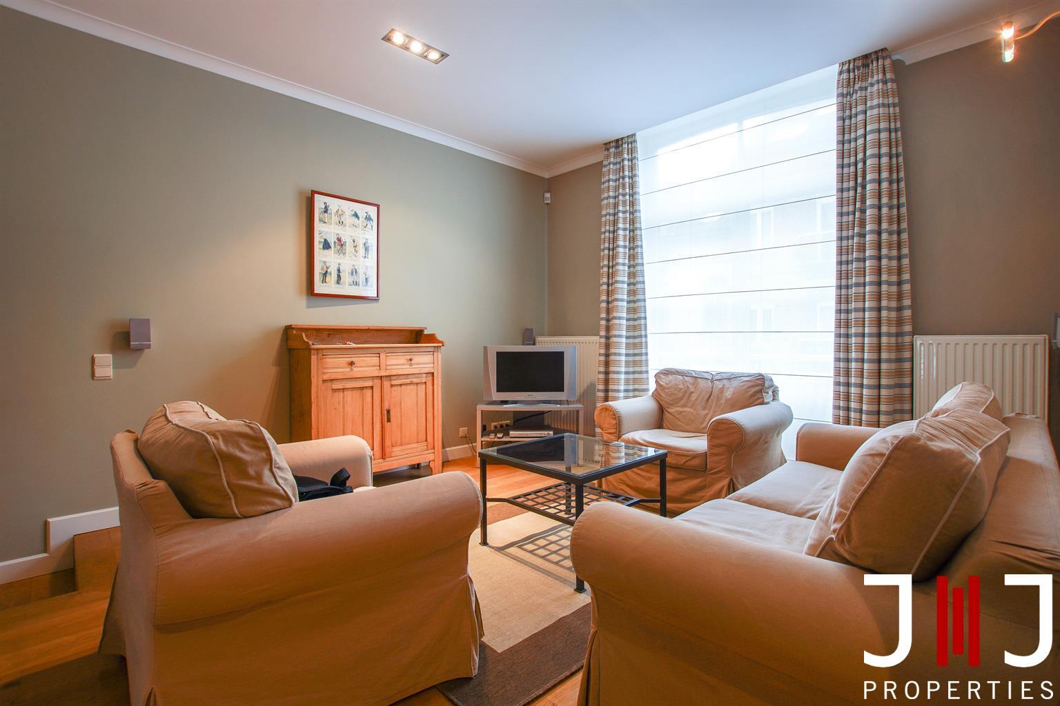 Ideally located near Merode and the CEE in a typical Brussels' house, luxurious furnished apartment entirely renovated.
It is composed as follows: a parental suite with an annexed bathroom and integrated cupboards, a small bedroom (or office), the living