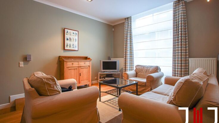 Ideally located near Merode and the CEE in a typical Brussels' house, luxurious furnished apartment entirely renovated.

It is composed as follows: a parental suite with an annexed bathroom and integrated cupboards, a small bedroom (or office), the living