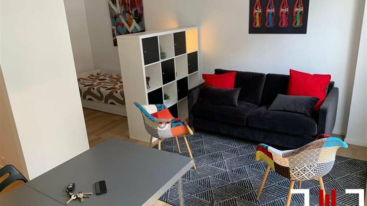 Virtual tour of the same studio (renovated) one floor above: https://my.matterport.com/show/?m=GhsYryFDFud

IDEAL FOR INVESTMENT!
Located in the heart of the Ch&acirc;telain district, studio of 35m&sup2; furnished (sold with furniture). The same studio (with some 