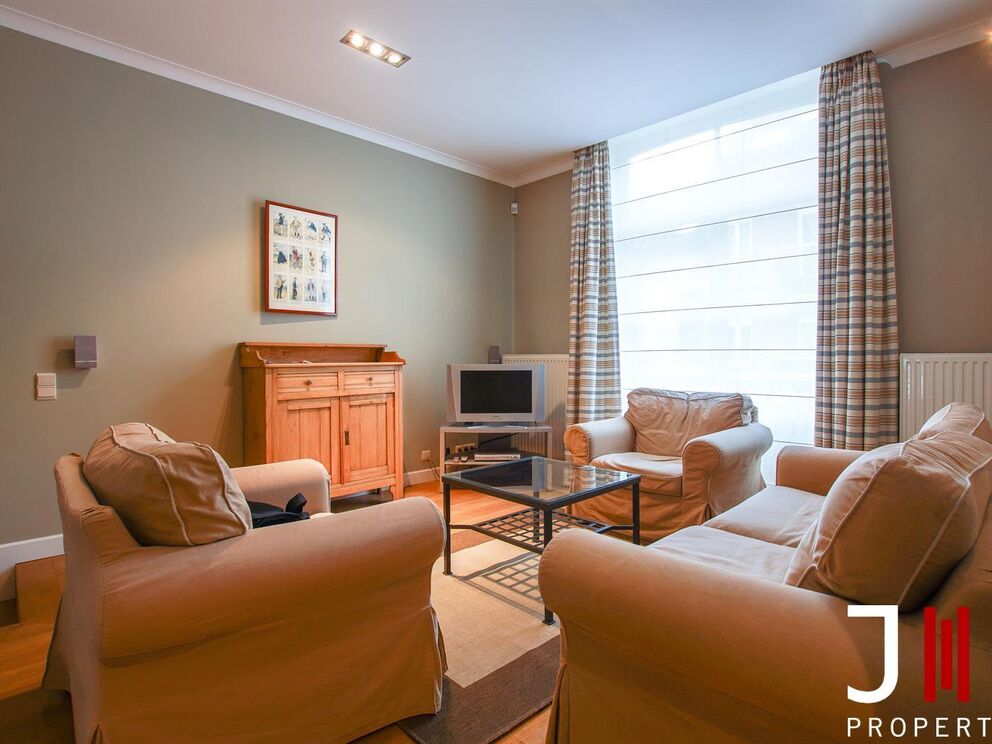 Ideally located near Merode and the CEE in a typical Brussels' house, luxurious furnished apartment entirely renovated.

It is composed as follows: a parental suite with an annexed bathroom and integrated cupboards, a small bedroom (or office), the living