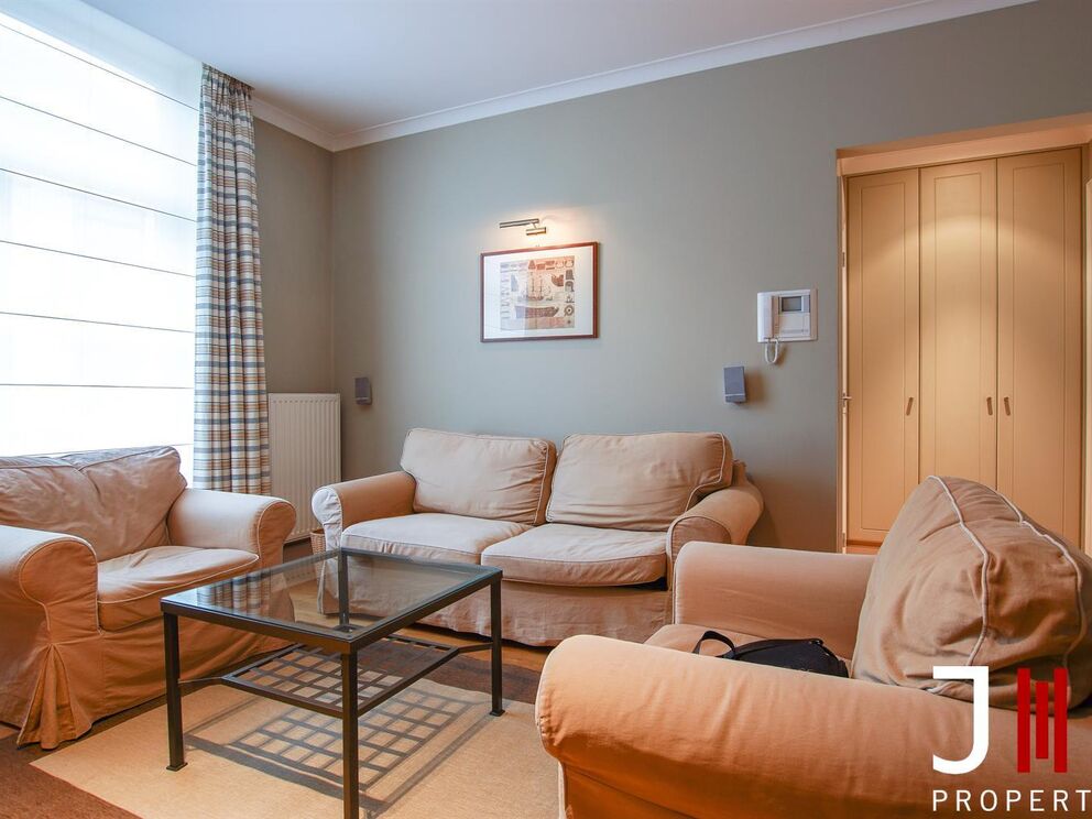 Ideally located near Merode and the CEE in a typical Brussels' house, luxurious furnished apartment entirely renovated.

It is composed as follows: a parental suite with an annexed bathroom and integrated cupboards, a small bedroom (or office), the living