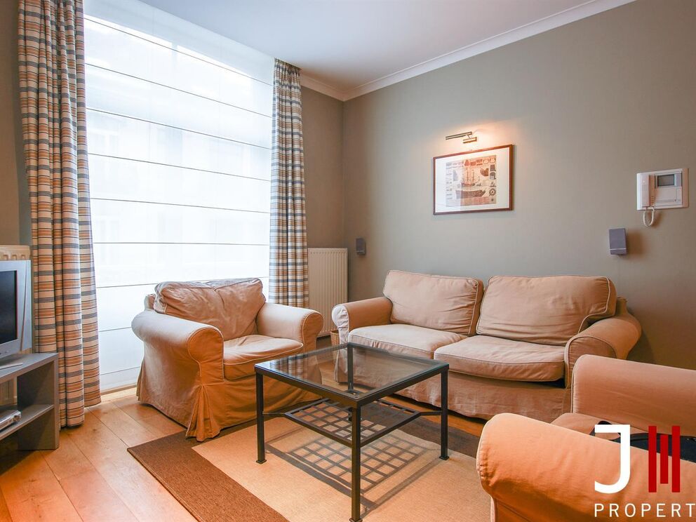 Ideally located near Merode and the CEE in a typical Brussels' house, luxurious furnished apartment entirely renovated.

It is composed as follows: a parental suite with an annexed bathroom and integrated cupboards, a small bedroom (or office), the living