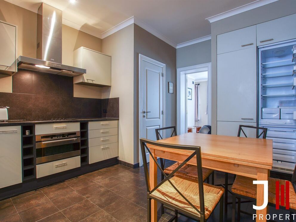 Ideally located near Merode and the CEE in a typical Brussels' house, luxurious furnished apartment entirely renovated.

It is composed as follows: a parental suite with an annexed bathroom and integrated cupboards, a small bedroom (or office), the living