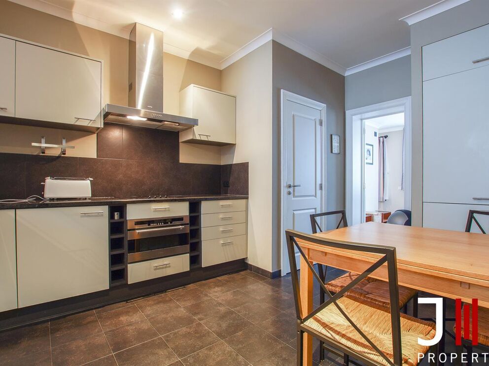 Ideally located near Merode and the CEE in a typical Brussels' house, luxurious furnished apartment entirely renovated.

It is composed as follows: a parental suite with an annexed bathroom and integrated cupboards, a small bedroom (or office), the living