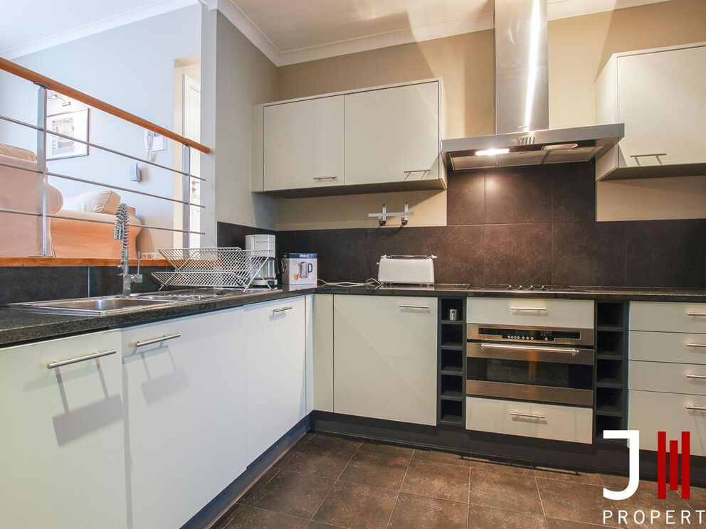 Ideally located near Merode and the CEE in a typical Brussels' house, luxurious furnished apartment entirely renovated.

It is composed as follows: a parental suite with an annexed bathroom and integrated cupboards, a small bedroom (or office), the living