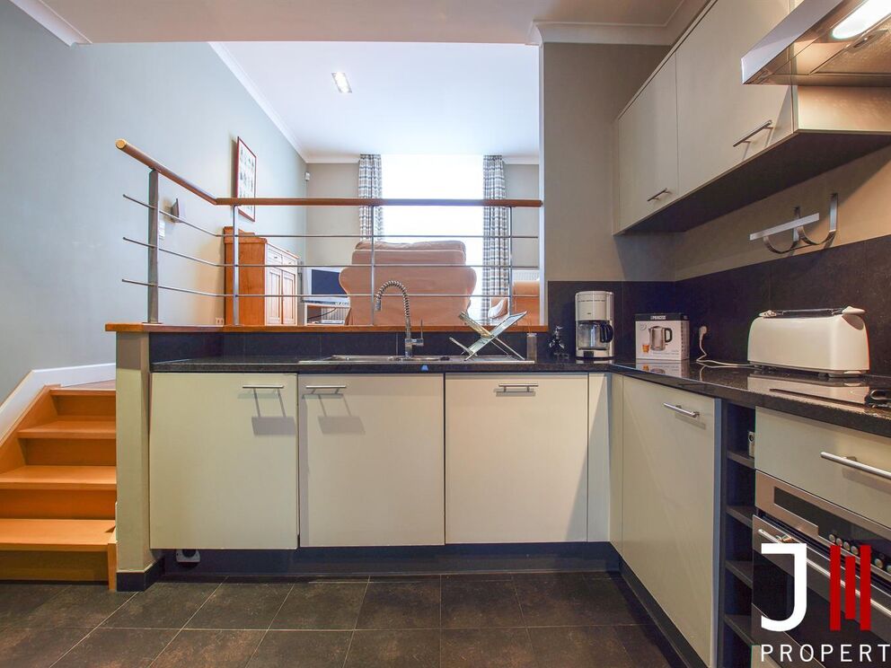 Ideally located near Merode and the CEE in a typical Brussels' house, luxurious furnished apartment entirely renovated.

It is composed as follows: a parental suite with an annexed bathroom and integrated cupboards, a small bedroom (or office), the living