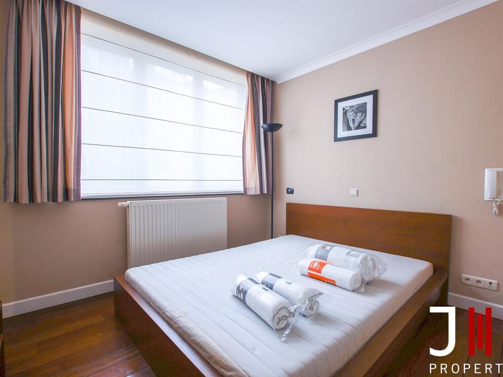 Ideally located near Merode and the CEE in a typical Brussels' house, luxurious furnished apartment entirely renovated.

It is composed as follows: a parental suite with an annexed bathroom and integrated cupboards, a small bedroom (or office), the living