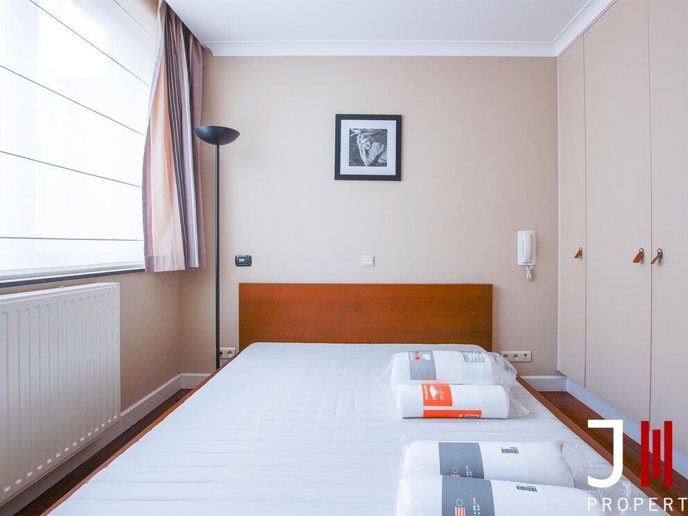 Ideally located near Merode and the CEE in a typical Brussels' house, luxurious furnished apartment entirely renovated.

It is composed as follows: a parental suite with an annexed bathroom and integrated cupboards, a small bedroom (or office), the living