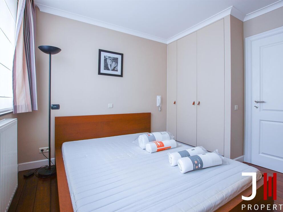 Ideally located near Merode and the CEE in a typical Brussels' house, luxurious furnished apartment entirely renovated.

It is composed as follows: a parental suite with an annexed bathroom and integrated cupboards, a small bedroom (or office), the living