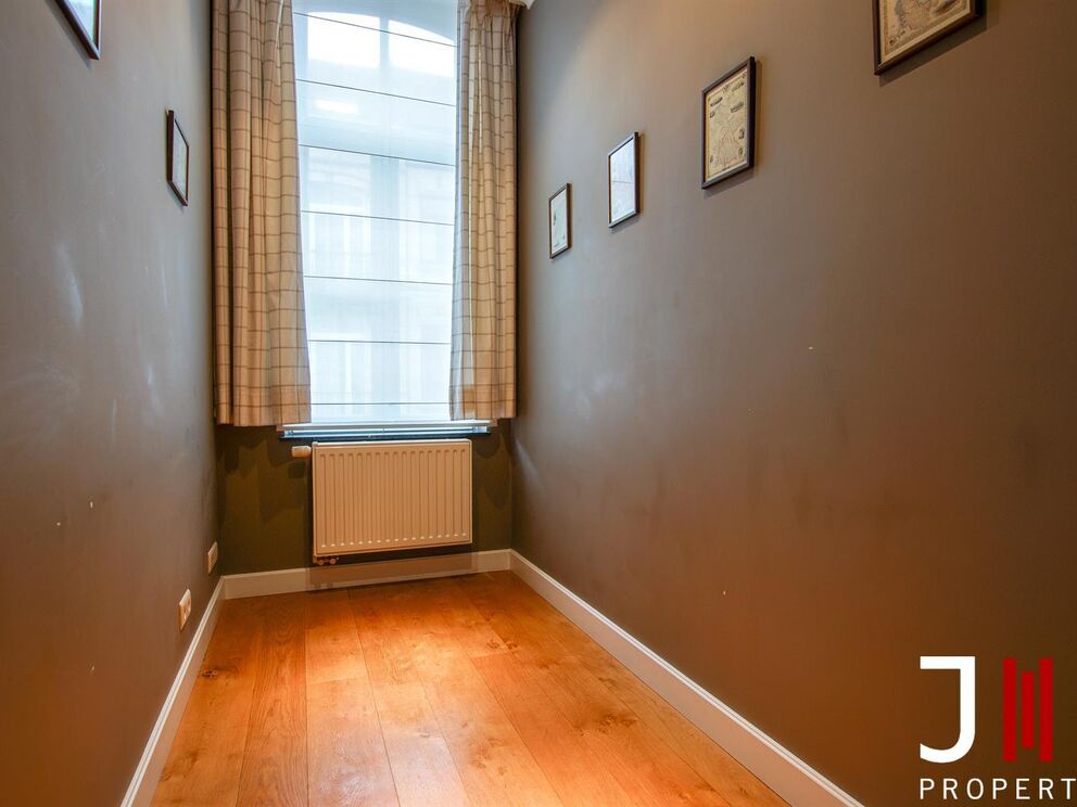 Ideally located near Merode and the CEE in a typical Brussels' house, luxurious furnished apartment entirely renovated.

It is composed as follows: a parental suite with an annexed bathroom and integrated cupboards, a small bedroom (or office), the living