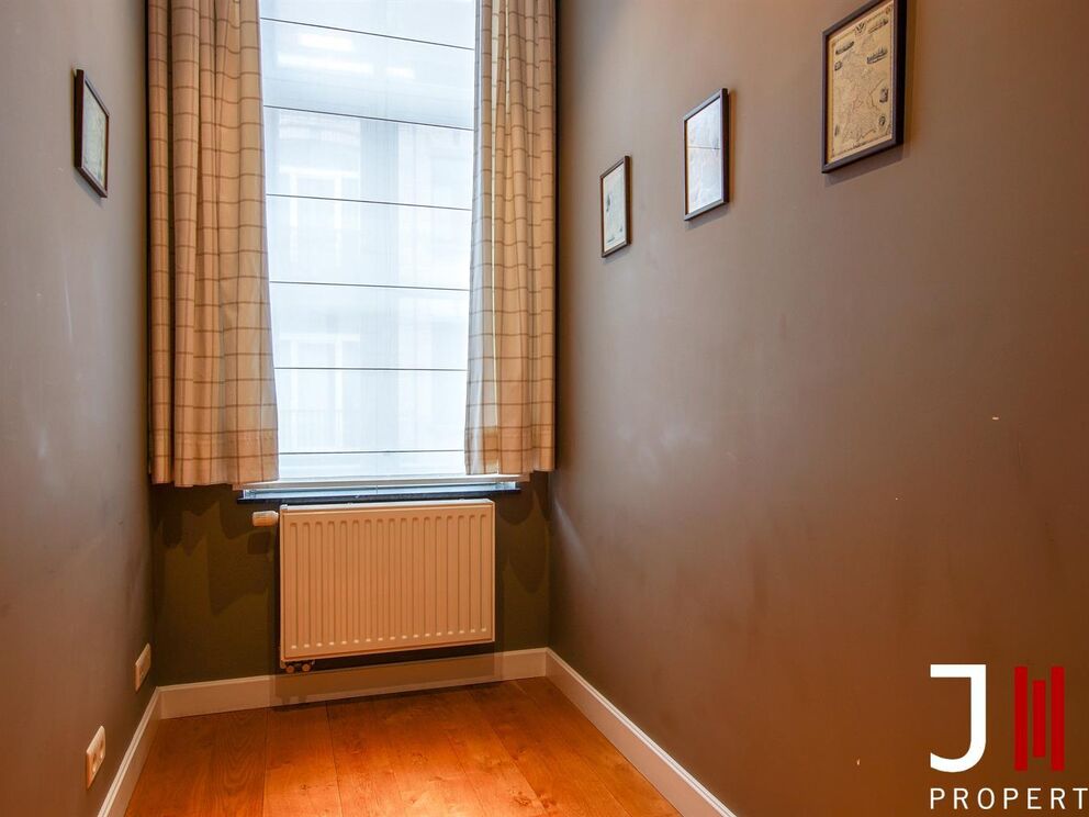 Ideally located near Merode and the CEE in a typical Brussels' house, luxurious furnished apartment entirely renovated.

It is composed as follows: a parental suite with an annexed bathroom and integrated cupboards, a small bedroom (or office), the living