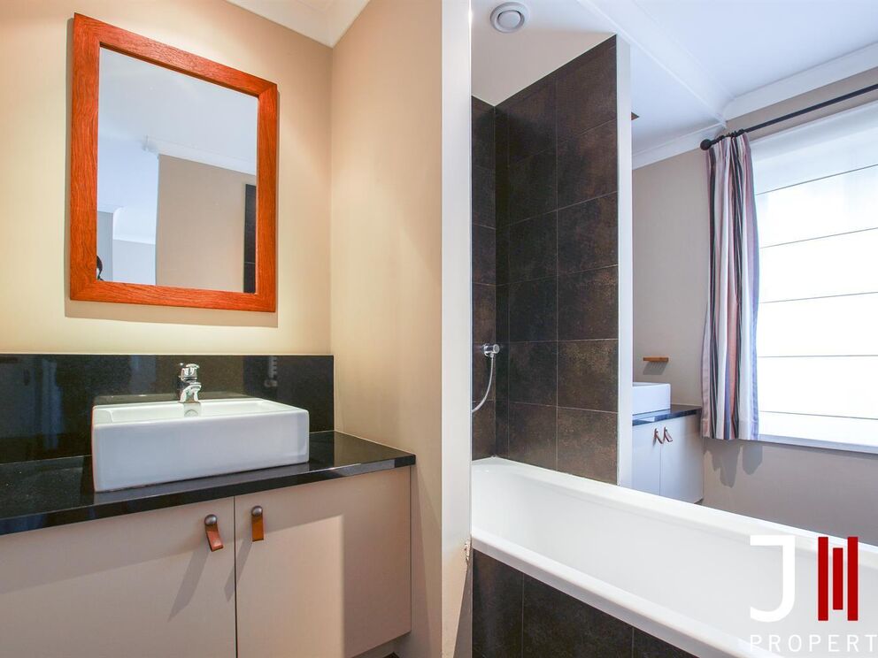Ideally located near Merode and the CEE in a typical Brussels' house, luxurious furnished apartment entirely renovated.

It is composed as follows: a parental suite with an annexed bathroom and integrated cupboards, a small bedroom (or office), the living