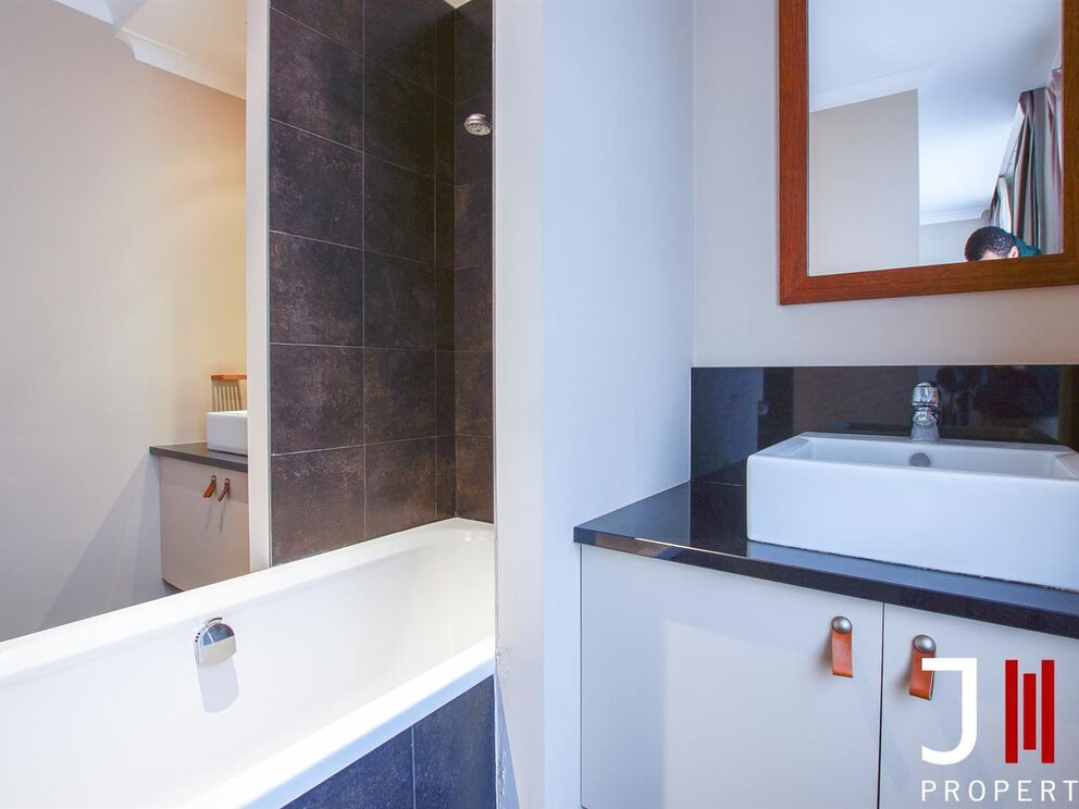 Ideally located near Merode and the CEE in a typical Brussels' house, luxurious furnished apartment entirely renovated.

It is composed as follows: a parental suite with an annexed bathroom and integrated cupboards, a small bedroom (or office), the living