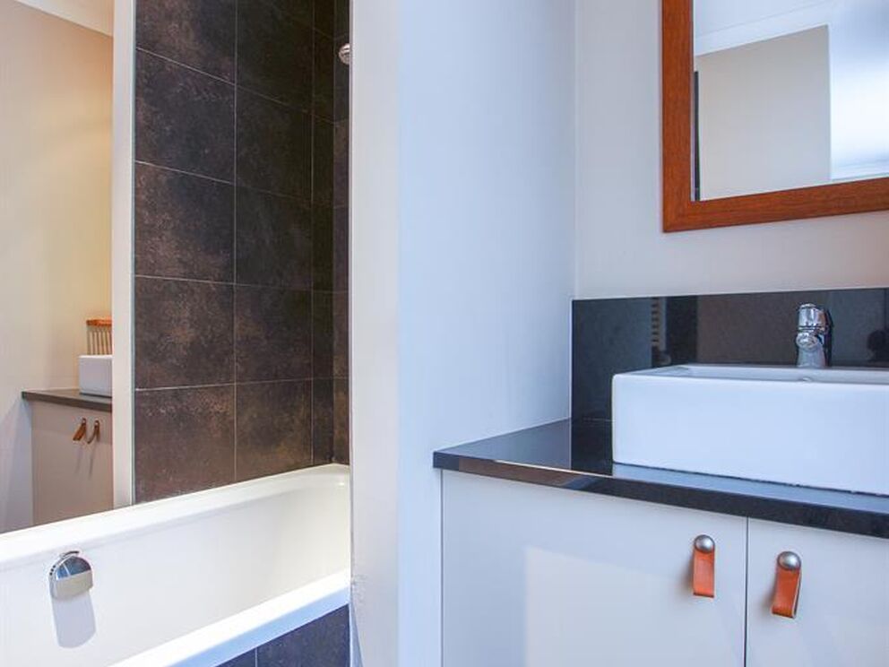 Ideally located near Merode and the CEE in a typical Brussels' house, luxurious furnished apartment entirely renovated.

It is composed as follows: a parental suite with an annexed bathroom and integrated cupboards, a small bedroom (or office), the living