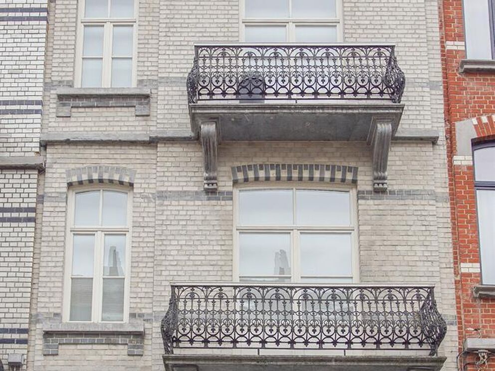 Ideally located near Merode and the CEE in a typical Brussels' house, luxurious furnished apartment entirely renovated.

It is composed as follows: a parental suite with an annexed bathroom and integrated cupboards, a small bedroom (or office), the living