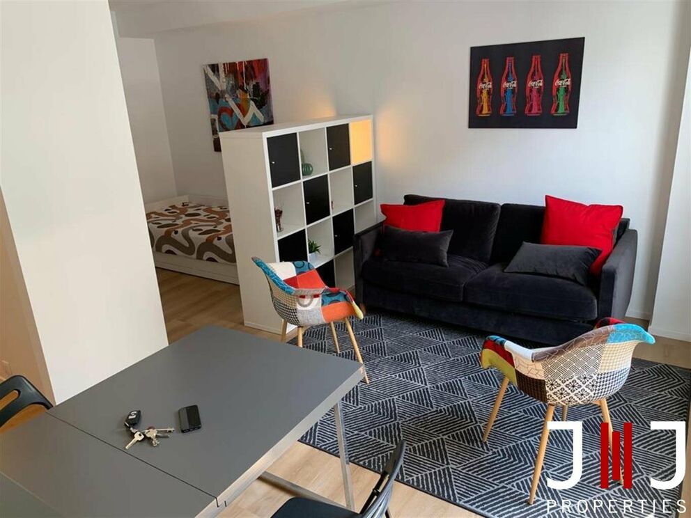 Visite virtuelle du même studio (rénové) un étage au-dessus: https://my.matterport.com/show/?m=GhsYryFDFud
IDEAL POUR INVESTISSEMENT!
Situé en plein coeur du quartier du Châtelain, studio de 35m² meublé (vendu avec les meubles). Le même studio