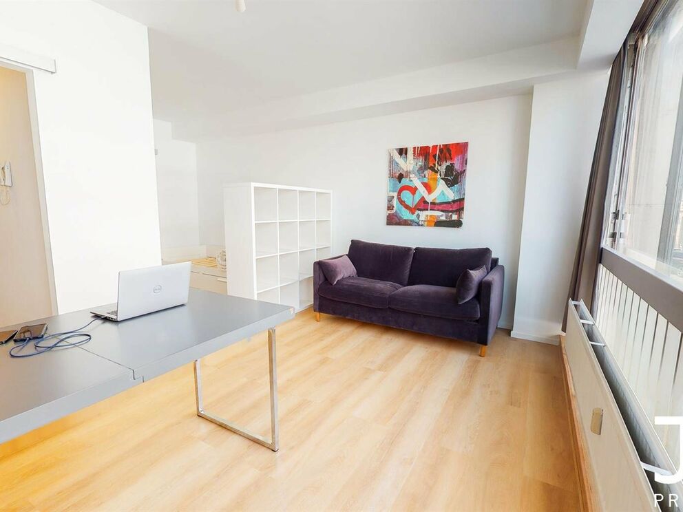 Visite virtuelle du même studio (rénové) un étage au-dessus: https://my.matterport.com/show/?m=GhsYryFDFud
IDEAL POUR INVESTISSEMENT!
Situé en plein coeur du quartier du Châtelain, studio de 35m² meublé (vendu avec les meubles). Le même studio