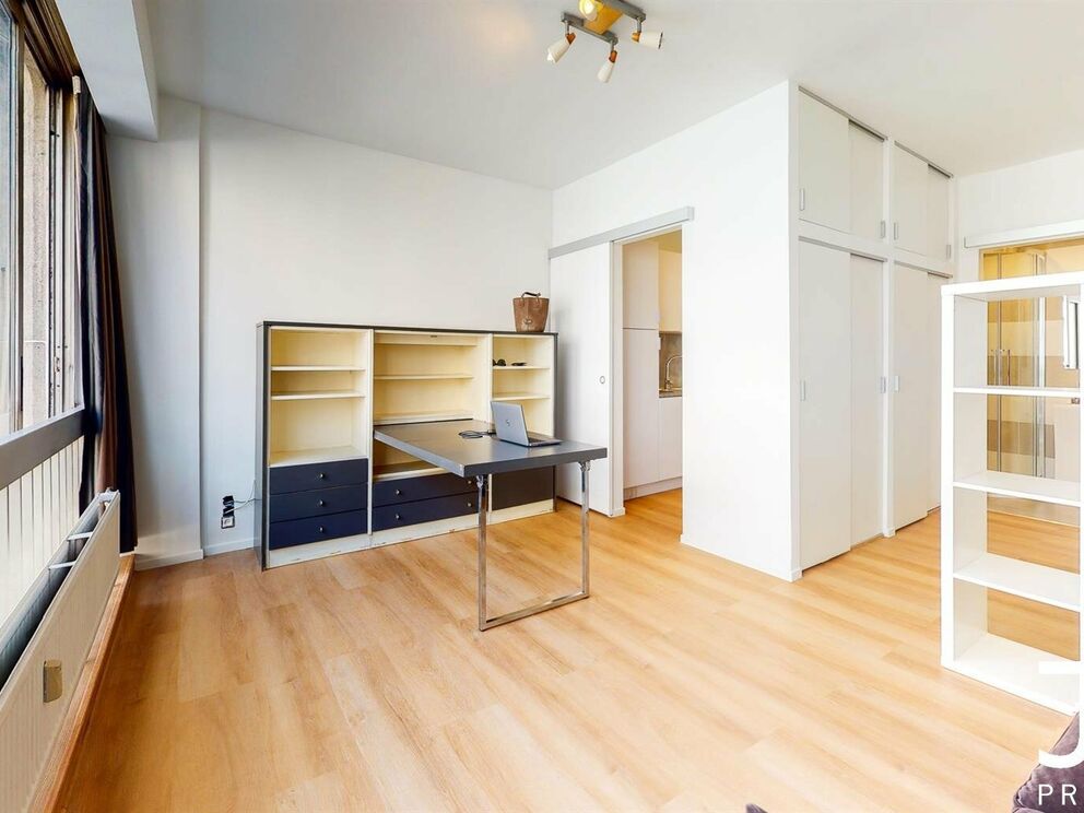 Visite virtuelle du même studio (rénové) un étage au-dessus: https://my.matterport.com/show/?m=GhsYryFDFud
IDEAL POUR INVESTISSEMENT!
Situé en plein coeur du quartier du Châtelain, studio de 35m² meublé (vendu avec les meubles). Le même studio