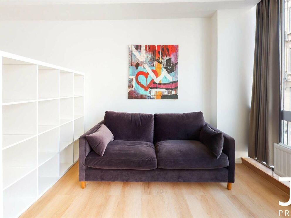 Visite virtuelle du même studio (rénové) un étage au-dessus: https://my.matterport.com/show/?m=GhsYryFDFud
IDEAL POUR INVESTISSEMENT!
Situé en plein coeur du quartier du Châtelain, studio de 35m² meublé (vendu avec les meubles). Le même studio