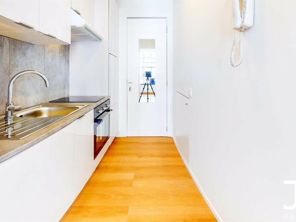 Visite virtuelle du même studio (rénové) un étage au-dessus: https://my.matterport.com/show/?m=GhsYryFDFud
IDEAL POUR INVESTISSEMENT!
Situé en plein coeur du quartier du Châtelain, studio de 35m² meublé (vendu avec les meubles). Le même studio