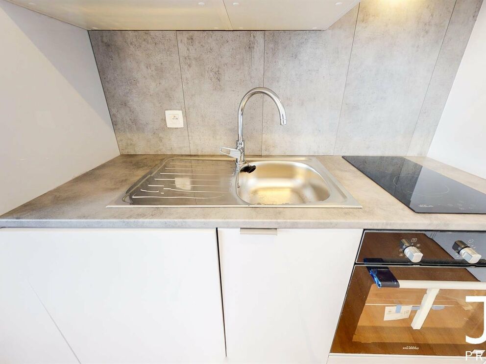Visite virtuelle du même studio (rénové) un étage au-dessus: https://my.matterport.com/show/?m=GhsYryFDFud
IDEAL POUR INVESTISSEMENT!
Situé en plein coeur du quartier du Châtelain, studio de 35m² meublé (vendu avec les meubles). Le même studio