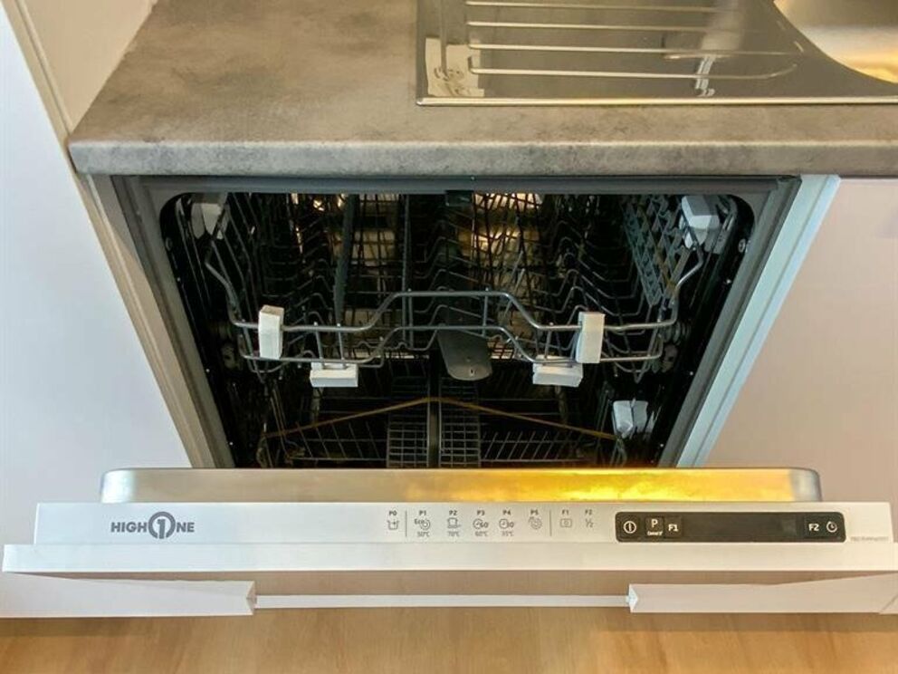 Visite virtuelle du même studio (rénové) un étage au-dessus: https://my.matterport.com/show/?m=GhsYryFDFud
IDEAL POUR INVESTISSEMENT!
Situé en plein coeur du quartier du Châtelain, studio de 35m² meublé (vendu avec les meubles). Le même studio