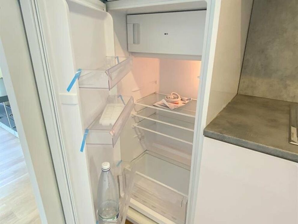 Visite virtuelle du même studio (rénové) un étage au-dessus: https://my.matterport.com/show/?m=GhsYryFDFud
IDEAL POUR INVESTISSEMENT!
Situé en plein coeur du quartier du Châtelain, studio de 35m² meublé (vendu avec les meubles). Le même studio