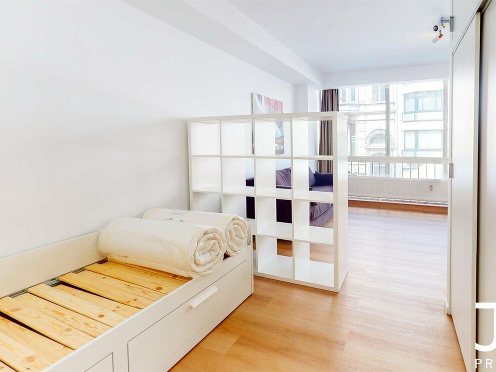 Visite virtuelle du même studio (rénové) un étage au-dessus: https://my.matterport.com/show/?m=GhsYryFDFud
IDEAL POUR INVESTISSEMENT!
Situé en plein coeur du quartier du Châtelain, studio de 35m² meublé (vendu avec les meubles). Le même studio