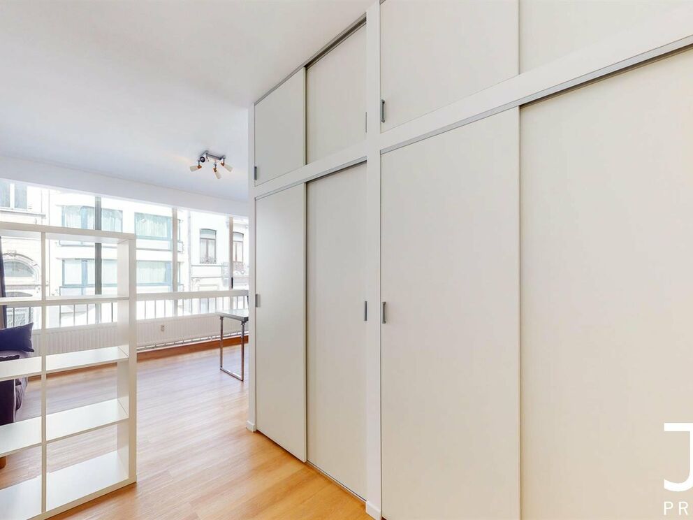 Visite virtuelle du même studio (rénové) un étage au-dessus: https://my.matterport.com/show/?m=GhsYryFDFud
IDEAL POUR INVESTISSEMENT!
Situé en plein coeur du quartier du Châtelain, studio de 35m² meublé (vendu avec les meubles). Le même studio