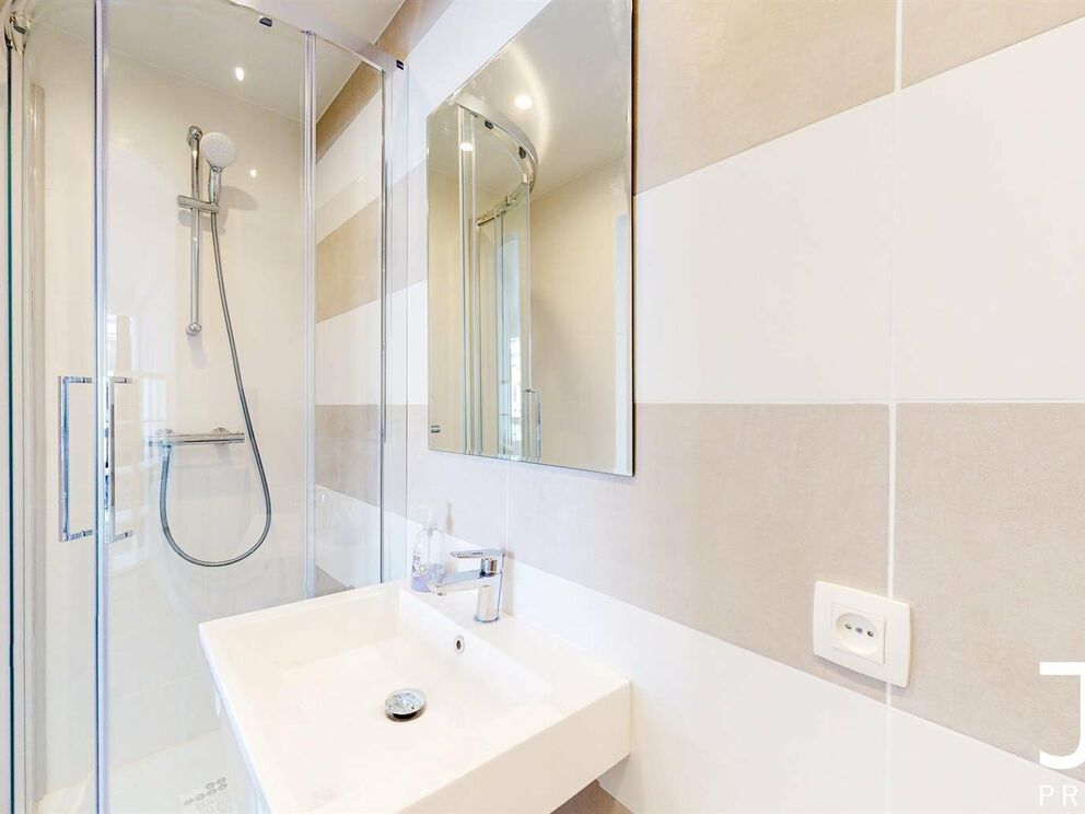 Visite virtuelle du même studio (rénové) un étage au-dessus: https://my.matterport.com/show/?m=GhsYryFDFud
IDEAL POUR INVESTISSEMENT!
Situé en plein coeur du quartier du Châtelain, studio de 35m² meublé (vendu avec les meubles). Le même studio