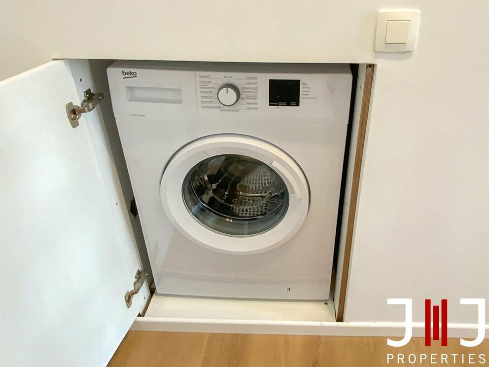 Visite virtuelle du même studio (rénové) un étage au-dessus: https://my.matterport.com/show/?m=GhsYryFDFud
IDEAL POUR INVESTISSEMENT!
Situé en plein coeur du quartier du Châtelain, studio de 35m² meublé (vendu avec les meubles). Le même studio