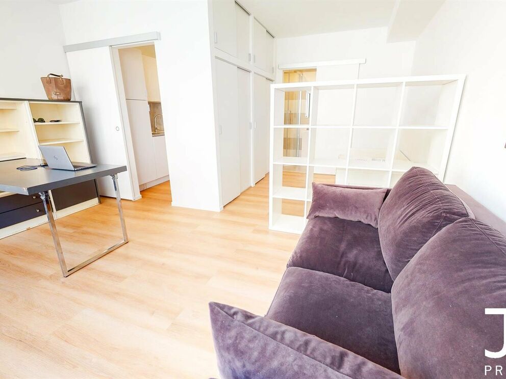 Virtual tour of the same studio (renovated) one floor above: https://my.matterport.com/show/?m=GhsYryFDFud
IDEAL FOR INVESTMENT!
Located in the heart of the Châtelain district, studio of 35m² furnished (sold with furniture). The same studio (with some