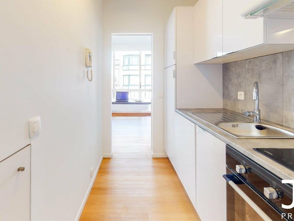 Virtual tour of the same studio (renovated) one floor above: https://my.matterport.com/show/?m=GhsYryFDFud
IDEAL FOR INVESTMENT!
Located in the heart of the Châtelain district, studio of 35m² furnished (sold with furniture). The same studio (with some