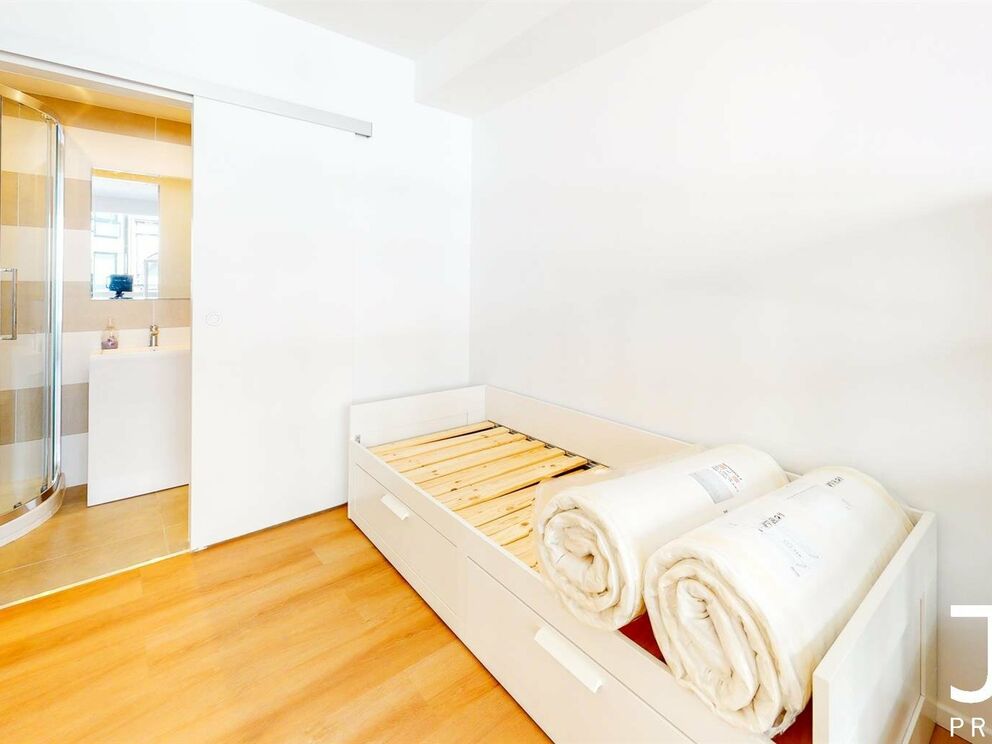 Virtual tour of the same studio (renovated) one floor above: https://my.matterport.com/show/?m=GhsYryFDFud
IDEAL FOR INVESTMENT!
Located in the heart of the Châtelain district, studio of 35m² furnished (sold with furniture). The same studio (with some