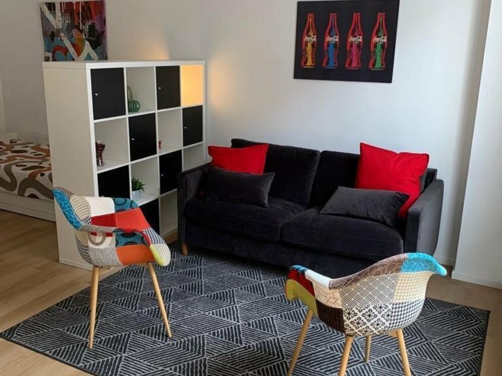 Virtual tour of the same studio (renovated) one floor above: https://my.matterport.com/show/?m=GhsYryFDFud
IDEAL FOR INVESTMENT!
Located in the heart of the Châtelain district, studio of 35m² furnished (sold with furniture). The same studio (with some