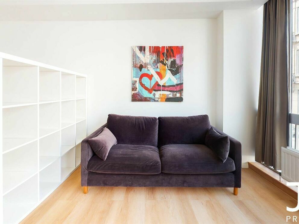 Virtual tour of the same studio (renovated) one floor above: https://my.matterport.com/show/?m=GhsYryFDFud
IDEAL FOR INVESTMENT!
Located in the heart of the Châtelain district, studio of 35m² furnished (sold with furniture). The same studio (with some