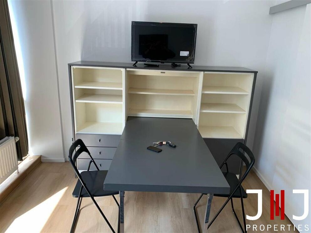 Virtual tour of the same studio (renovated) one floor above: https://my.matterport.com/show/?m=GhsYryFDFud
IDEAL FOR INVESTMENT!
Located in the heart of the Châtelain district, studio of 35m² furnished (sold with furniture). The same studio (with some