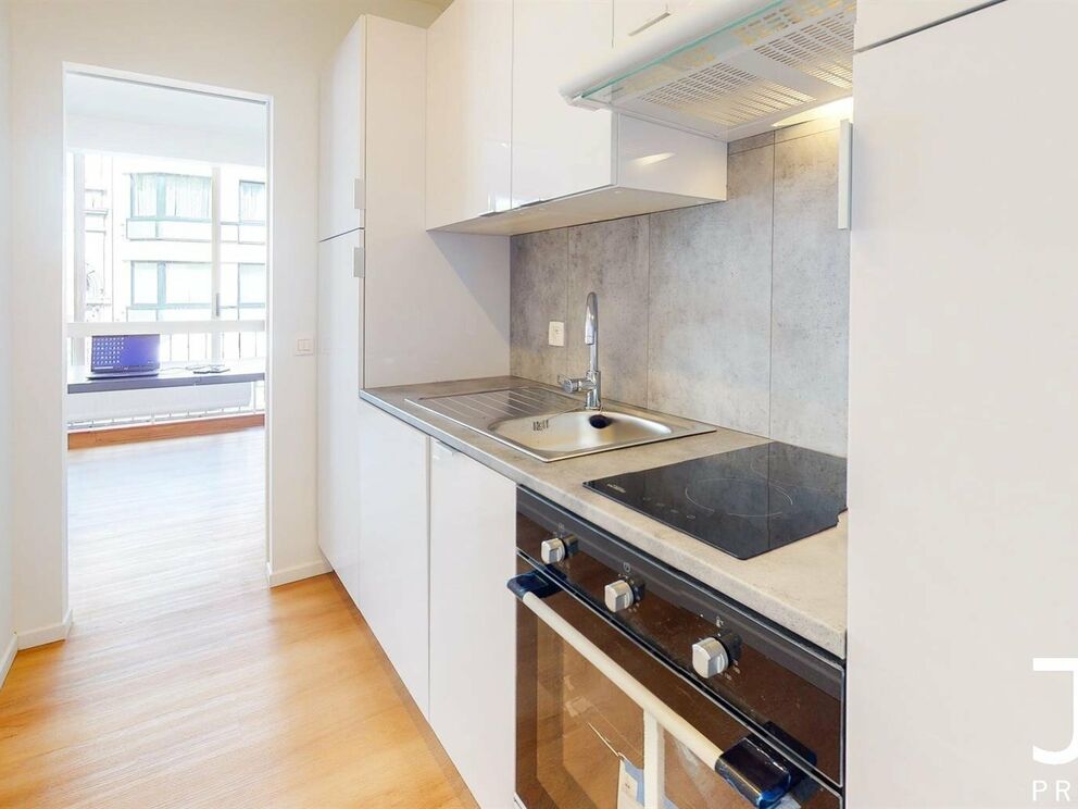 Virtual tour of the same studio (renovated) one floor above: https://my.matterport.com/show/?m=GhsYryFDFud
IDEAL FOR INVESTMENT!
Located in the heart of the Châtelain district, studio of 35m² furnished (sold with furniture). The same studio (with some