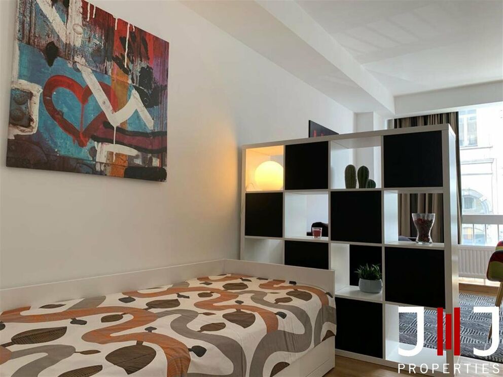 Virtual tour of the same studio (renovated) one floor above: https://my.matterport.com/show/?m=GhsYryFDFud
IDEAL FOR INVESTMENT!
Located in the heart of the Châtelain district, studio of 35m² furnished (sold with furniture). The same studio (with some
