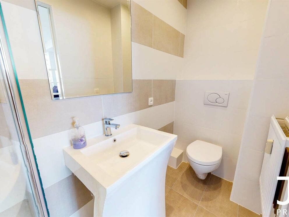 Virtual tour of the same studio (renovated) one floor above: https://my.matterport.com/show/?m=GhsYryFDFud
IDEAL FOR INVESTMENT!
Located in the heart of the Châtelain district, studio of 35m² furnished (sold with furniture). The same studio (with some