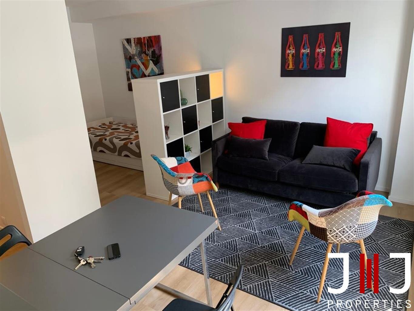 Visite virtuelle du m&ecirc;me studio (r&eacute;nov&eacute;) un &eacute;tage au-dessus: https://my.matterport.com/show/?m=GhsYryFDFud

IDEAL POUR INVESTISSEMENT! 
Situ&eacute; en plein coeur du quartier du Ch&acirc;telain, studio de 35m&sup2; meubl&eacute; (vendu avec les meubles). Le m&ecirc;me studio 